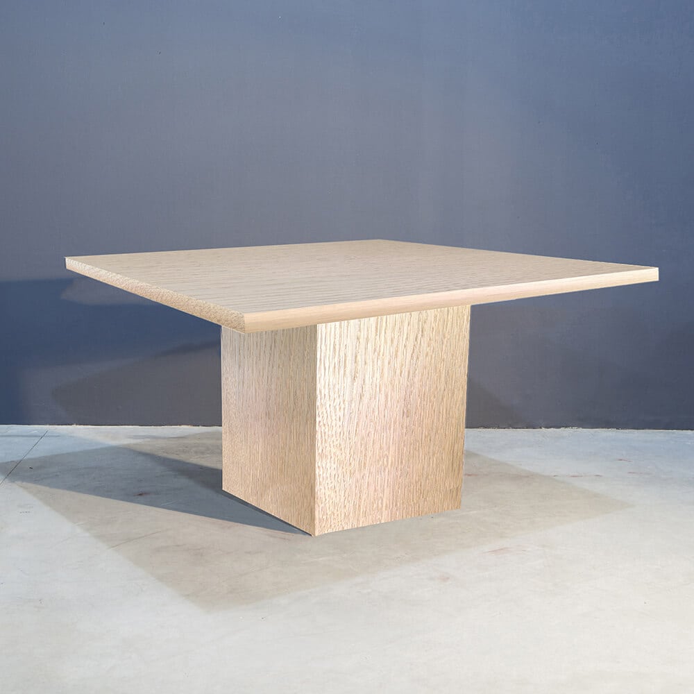 Enzovoorts Uitreiken Onvervangbaar Robuust vierkante eettafel met kolompoot - Concept Table
